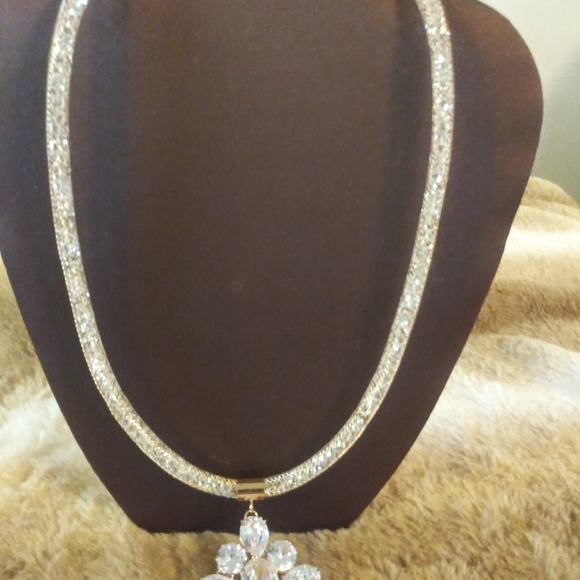 White Austrian Crystal Flower Pendant Necklace 21Inch - Picture 6 of 16